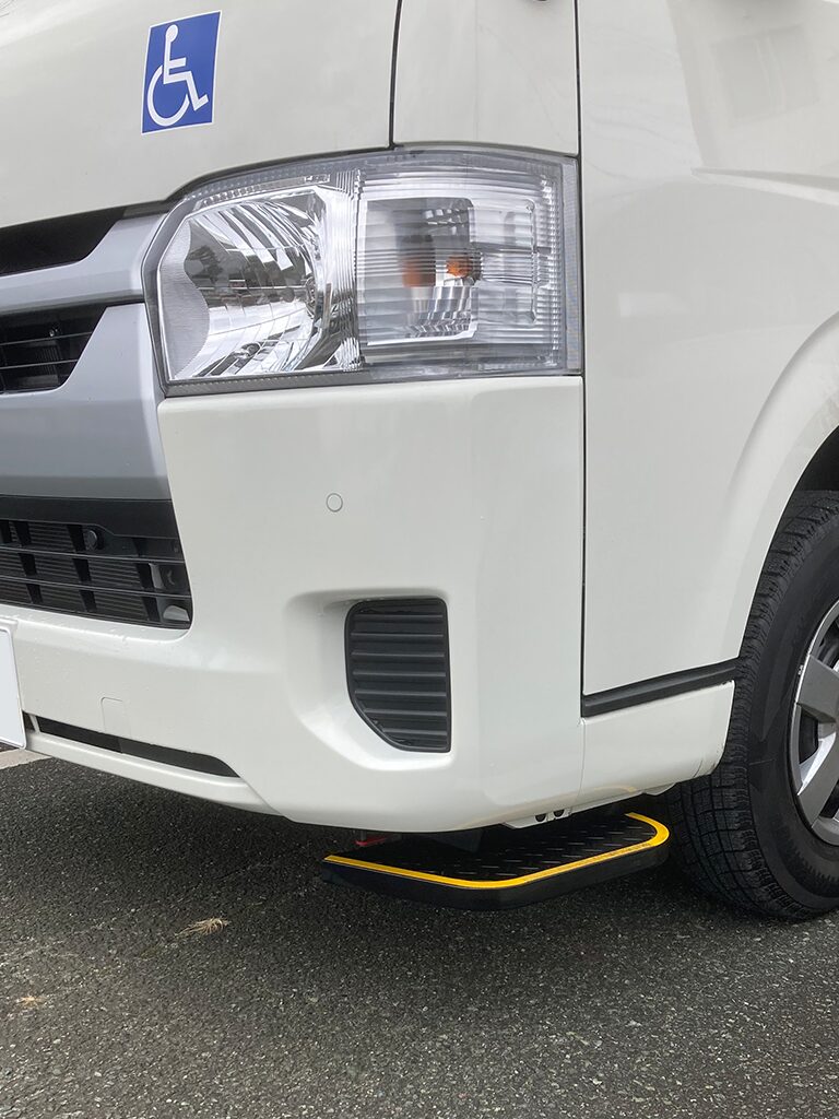 H200系 ハイエース＆レジアスエースの専用設計　助手席用・電動補助ステップ